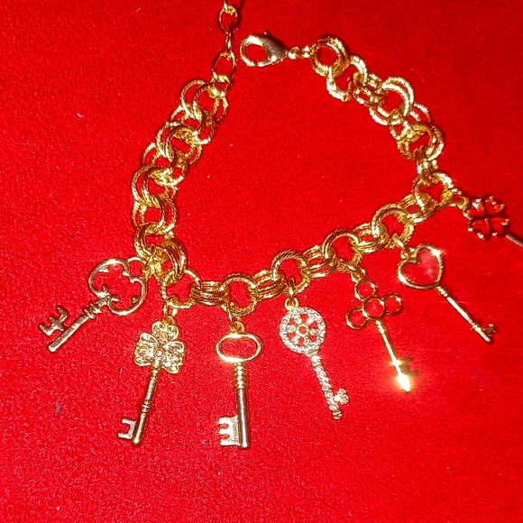 R.J Graziano goldtone charm bracelet - Picture 1 of 3